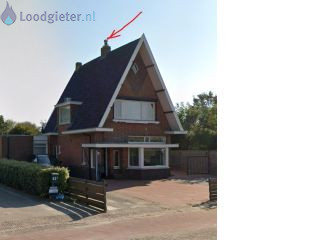 Loodgieter Dakdekker herrie op de schoorsteen van de openhaard op het dak.