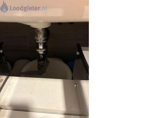 Loodgieter Kitranden vervangen Zwanenehals wastafel vervangen en badrand kitten