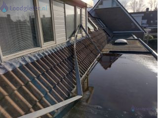 Loodgieter Dakbedekking Loodstrip / daklijst van dakkapel losgewaaid.