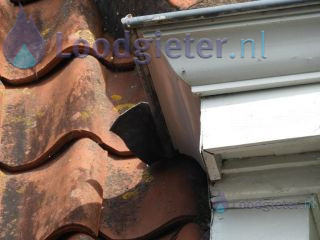 Loodgieter Lood- en Zinkwerk Loodslab van de dakgoot zit los